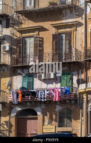 Sicile, Palerme - un vieux bloc d'appartement avec la pendaison de blanchisserie à Palerme, Sicile, Italie, Europe Banque D'Images