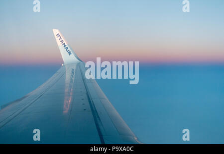 Vue sur aile de Ryanair siège de fenêtre Banque D'Images