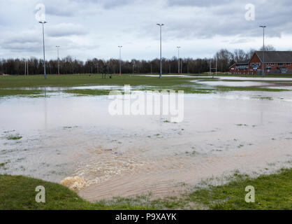 Tuyau eau Burst inondations rugby club emplacements dans le nord-est de l'Angleterre. UK Banque D'Images