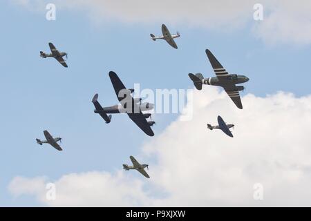 BBMF Trenchard Plus formation au Royal International Air Tattoo 2018 célébrant les 100 ans de la Royal Air Force Banque D'Images