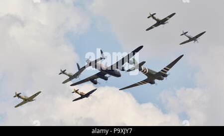 BBMF Trenchard Plus formation au Royal International Air Tattoo 2018 célébrant les 100 ans de la Royal Air Force Banque D'Images