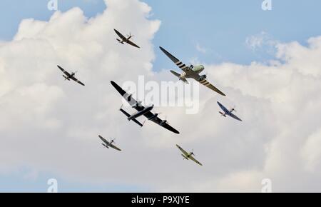 BBMF Trenchard Plus formation au Royal International Air Tattoo 2018 célébrant les 100 ans de la Royal Air Force Banque D'Images