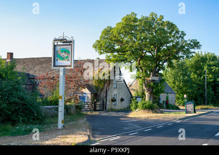 Le Hare and Hounds pub à Foss cross, Cotswolds, Chedworth, Gloucestershire. UK Banque D'Images