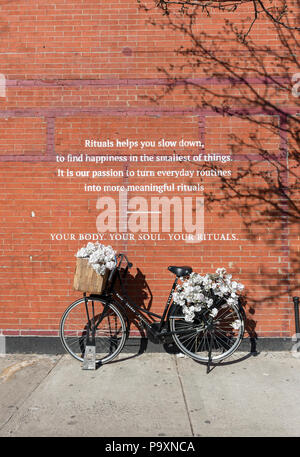 Mur de brique rouge avec des citations inspirantes à Williamsburg, Brooklyn, New York City, USA Banque D'Images