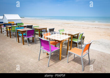 Des tables et chaises à l'extérieur d'un café français, Normandie, France Banque D'Images