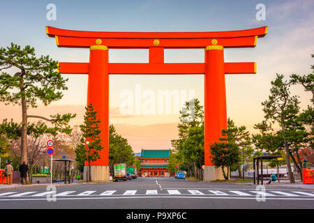 Kyoto, au Japon, à l'entrée principale de Sanctuaire Heian. Banque D'Images