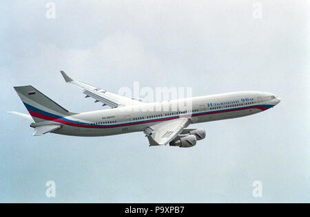 L'Ilyushin Il-96M widebody jet avion immatriculé RA-96000 effectue son vol de démonstration au salon aéronautique MAKS-1997. Banque D'Images