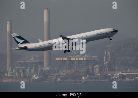 L'Airbus A340-300 avion à réaction civil de Cathay Pacific, quitte l'Aéroport International de Hong Kong, Chine Banque D'Images