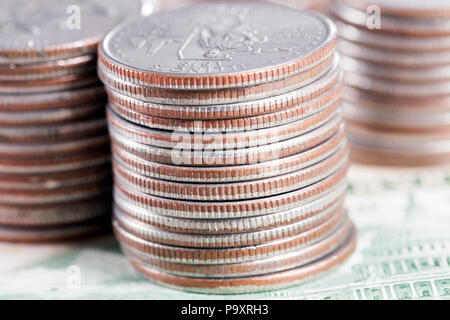 Un groupe de piles de pièces de monnaie américaine un quart de dollar américain sur l'argent, libre Banque D'Images