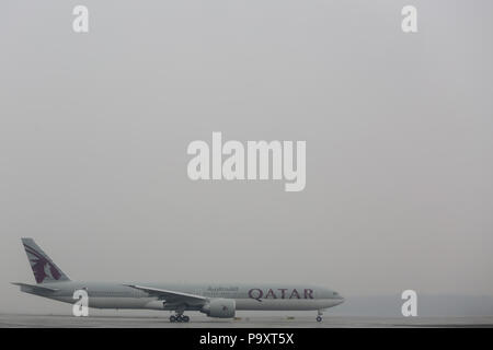 Les gros-porteurs Boeing 777-300ER jet airplane civile du Qatar Airways qui a décollé de l'aéroport Domodedovo, dans la région de Moscou, Russie Banque D'Images