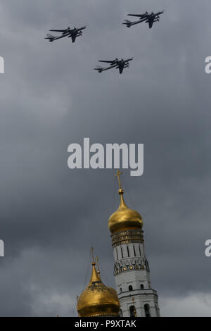 Trois bombardiers Tupolev Tu-95MS de la Force aérienne russe voler en formation sur Ivan le Grand clocher du Kremlin de Moscou lors d'une répétition pour la Banque D'Images