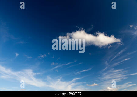 Quelques nuages blancs dans le ciel bleu qui se déplacent contre le vent, le paysage Banque D'Images