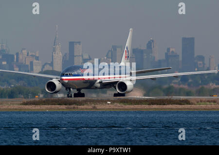 Le Boeing-777 avion à réaction civil d'American Airlines en photo contre le quartier des affaires de Manhattan, New York City, USA Banque D'Images