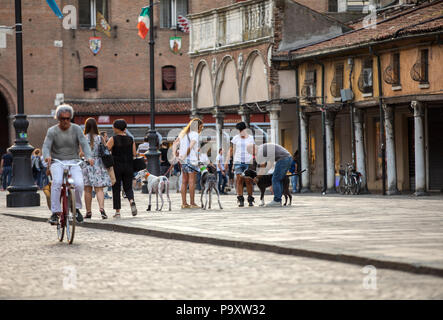 Ferrara, Italie - 10 juin 2017 : La Piazza Trento Trieste à Ferrare, Italie.Square dans le centre historique de Ferrare, un lieu de rencontre de la citoyenneté et de t Banque D'Images