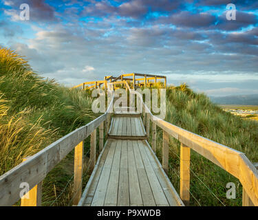 Marche dans les dunes au coucher du soleil Ynyslas Banque D'Images