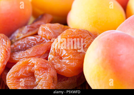 Un tas de très sec et frais abricots couché dans une pile, une photo d'un gros plan de fruits secs Banque D'Images