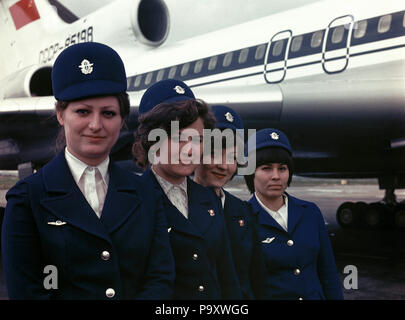 Les agents de bord d'Aeroflot poser près du Tupolev Tu-154B de l'Aeroflot Soviet Airlines à l'aéroport de Tbilissi, République de Géorgie, URSS. Banque D'Images