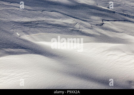 La surface ondulée provenant des galeries après les chutes de neige en hiver, close-up Banque D'Images