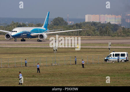 Le Boeing-787 Dreamliner se prépare à s'écarter de l'aéronautique MAKS-2011 après sa première visite en Russie. Banque D'Images