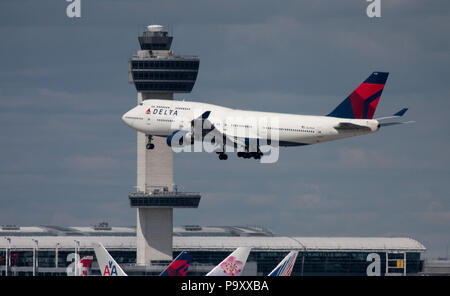 Le Boeing 747- 400 de Delta Airlines arrive à l'aéroport JFK, New York, USA. Banque D'Images