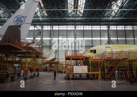 Tupolev Tu-204 avions à réaction civils à Aviastar-SP de l'usine d'aviation, Oulianovsk (Russie). Banque D'Images