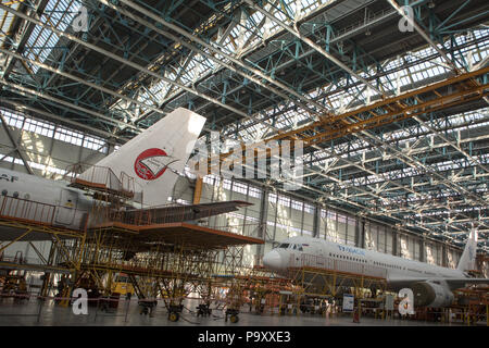 Tupolev Tu-204 avions à réaction civils à Aviastar-SP de l'usine d'aviation, Oulianovsk (Russie). Banque D'Images