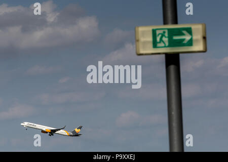 Le Boeing-757 avion à réaction civil de Condor quitte l'aéroport de Leipzig-Halle, Allemagne. Banque D'Images