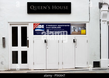 Chambre Queen avec des locaux d'habitation de la publicité du conseil d'appartements en vente, affichage par rendez-vous seulement. Banque D'Images