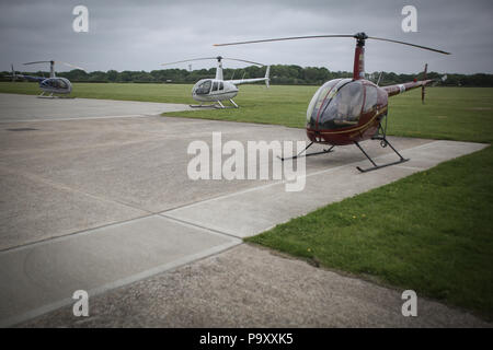 Hélicoptères Robinson de l'aviation de l'AC à Denham Aérodrome - un aérodrome d'aviation générale situé à quelques miles au nord ouest de Londres, Royaume-Uni Banque D'Images