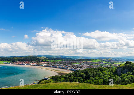 Belle Journée d'été en front de mer de Llandudno dans le Nord du Pays de Galles, Royaume-Uni Banque D'Images