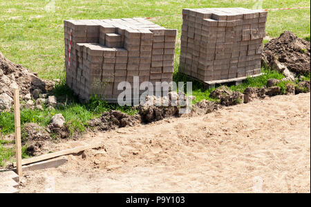 Tuile béton vieux, qui a été retirée de la route durant le travail et la restauration dans le parc, gros plan Banque D'Images