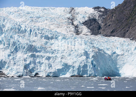 Zodiac en face de Holgate Glacier, Alaska Banque D'Images