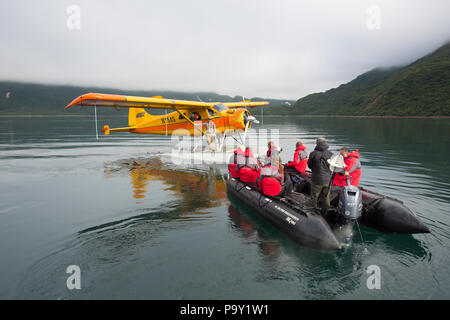 Les touristes de croisière de transfert en hydravion, zodiac nature sauvage de l'Alaska Banque D'Images
