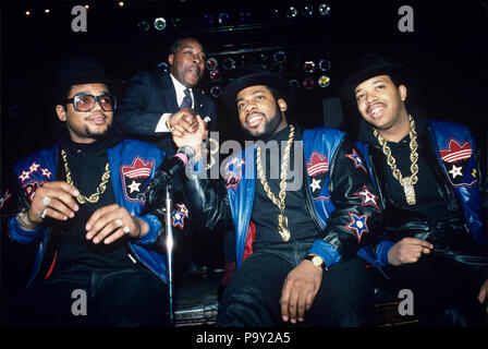 Groupe de hip hop américain-Run D.M.C et Principal Joe Clark à Eastside High School . © Gary Gershoff / MediaPunch Banque D'Images