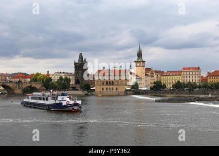 Vieille ville vu de l'autre côté de la rivière Vltava. Prague, Tchéquie (République tchèque), de l'Europe Banque D'Images