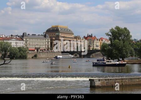 Palais Lažanský et Théâtre National vu de l'autre côté de la rivière Vltava. Prague, Tchéquie (République tchèque), de l'Europe Banque D'Images