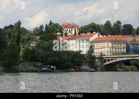 Kramářs Villa, résidence officielle du Premier ministre tchèque, vu de la rivière Vltava. Prague, Tchéquie (République tchèque), de l'Europe Banque D'Images