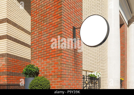 Blank round pancarte sur le mur de brique. 3d illustration Banque D'Images