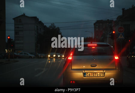 Cacak, Serbie - Juillet 19, 2018 : voyant rouge sur le sémaphore, vue de voiture sur scène en soirée à partir de la tranche dans Nemanjina street. Banque D'Images