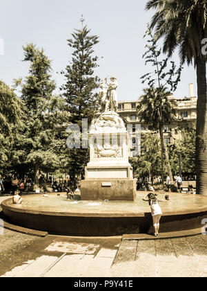 SANTIAGO DU CHILI - le 26 janvier 2018 : Monument de la liberté Américaine, situé sur la Plaza de Armas à Santiago. Œuvre de Francesco Orselino. Droit w Banque D'Images