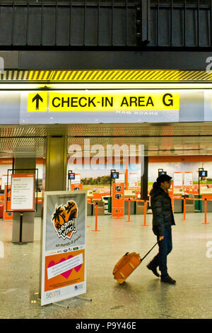 L'aéroport et envol pour l'aéroport de Malpensa,salon,vérifier à bas coût Easy Jet Banque D'Images