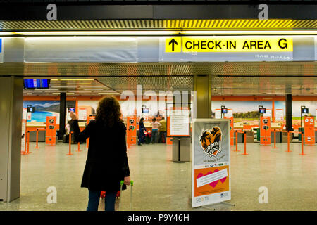 L'aéroport et envol pour l'aéroport de Malpensa,salon,vérifier à bas coût Easy Jet Banque D'Images