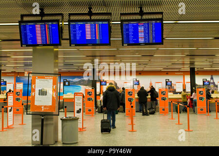 L'aéroport et envol pour l'aéroport de Malpensa,salon,vérifier à bas coût Easy Jet Banque D'Images