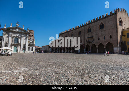 Palais Ducal étonnante façade dans la place principale de la ville, Piazza Sordello et cathédrale en Italie Banque D'Images