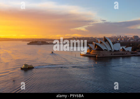 L'Opéra House, monument de la ville de Sydney CBD sur Harbor waterfront autour de Circular Quay au lever du soleil, le temps. Australie:05/04/2018 Banque D'Images