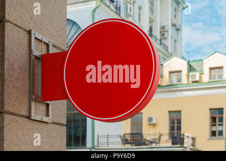 Rond rouge blanc pancarte sur le mur de granit. Banque D'Images