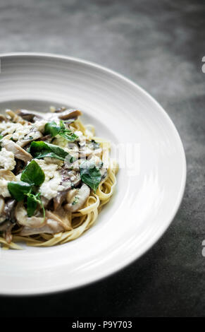 La ricotta italienne biologique gastronomique et aux champignons tagliatelles fraîches d'herbes Banque D'Images