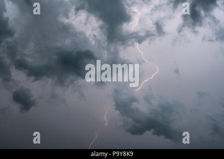 Orage en Angleterre, avec des nuages menaçants Banque D'Images