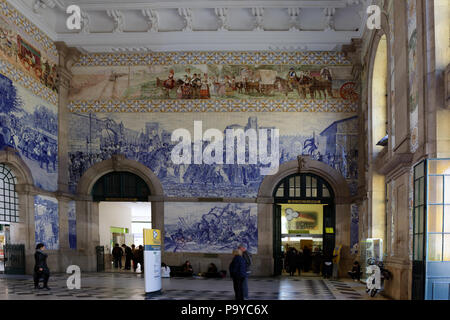 Porto, Portugal - mars 4, 2015 : la gare de São Bento avec de célèbres carreaux, installé entre 1905 et 1906 par l'artiste Jorge Colaco. Banque D'Images