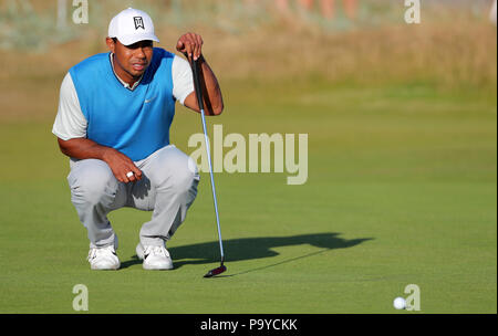 USA's Tiger Woods aligne un putt sur le 15e au cours de la première journée de l'Open Championship 2018 à Carnoustie Golf Links, Angus. Banque D'Images